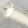 Le profilé aluminium LED en angle (coin) laqué blanc est spécialement conçu pour une installation discrète et élégante des rubans LED dans les angles à 45°. Il permet une diffusion homogène de la lumière, tout en protégeant efficacement le ruban LED contre la poussière et les chocs.