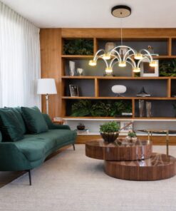 Suspension LED design gris 84W avec télécommande installée dans un salon moderne éclairage intérieur contemporain