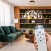 Suspension LED design gris 84W avec télécommande installée dans un salon moderne éclairage intérieur contemporain