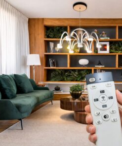 Suspension LED design gris 84W avec télécommande installée dans un salon moderne éclairage intérieur contemporain