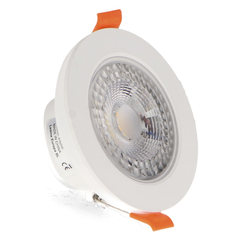Spot Downlight LED encastrable 7W CCT, finition blanche, offrant 560 lumens et un angle d’éclairage de 60°. Grâce à son indice de protection IP54, il convient parfaitement aux pièces humides. Température de couleur 3CCT sélectionnable, éclairage sans scintillement et variation TRIAC.
